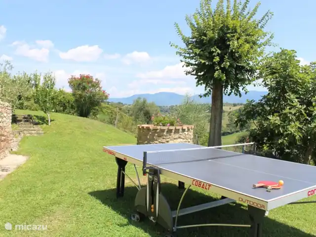 Casa Regina | Italie, Le Latium, Collevecchio - villa Casale Regina - plusieurs terrasses avec vue à 360°, tennis de table, chaises longues, transats et piscine privée.