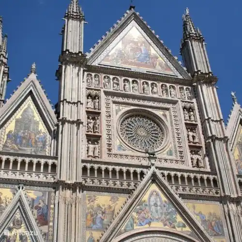 Duomo de Orvieto: una de las catedrales más bellas del país, en las cercanías de Casale Regina.