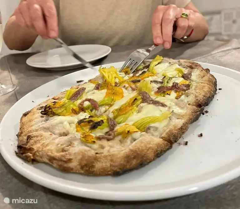 Pinsa - una de las deliciosas especialidades del restaurante local Podere San Giorgio 