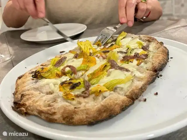 Casa Regina | Italie, Le Latium, Collevecchio - villa Pinsa - l’une des délicieuses spécialités du restaurant local Podere San Giorgio
