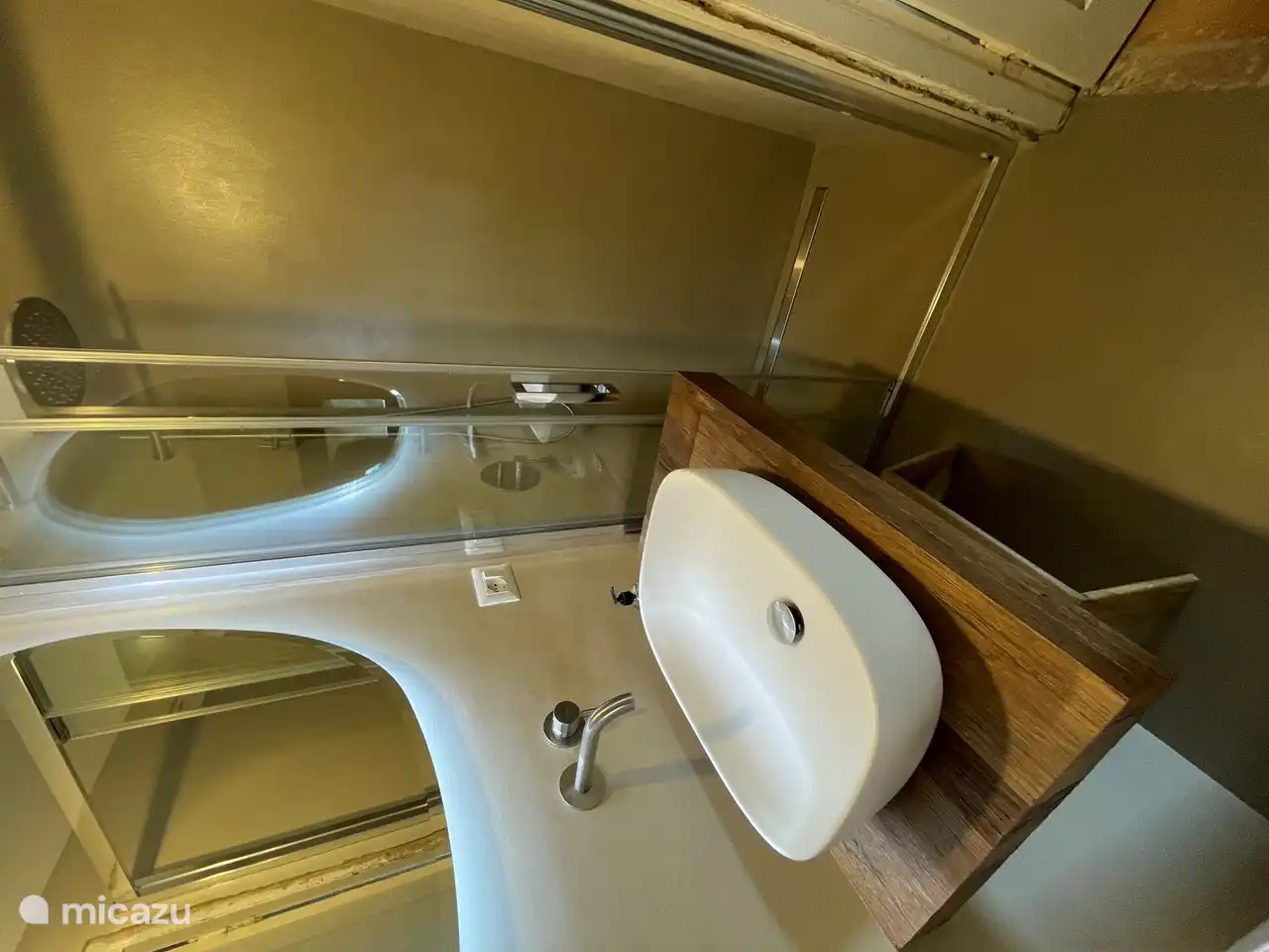 Baño con ducha a ras de suelo  