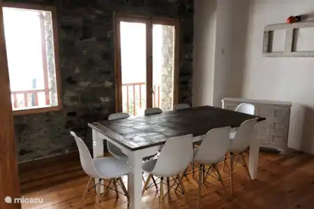 Vakantiehuis Spanje, Pyreneeën, Lles de Cerdanya vakantiehuis Can Arnau eettafel