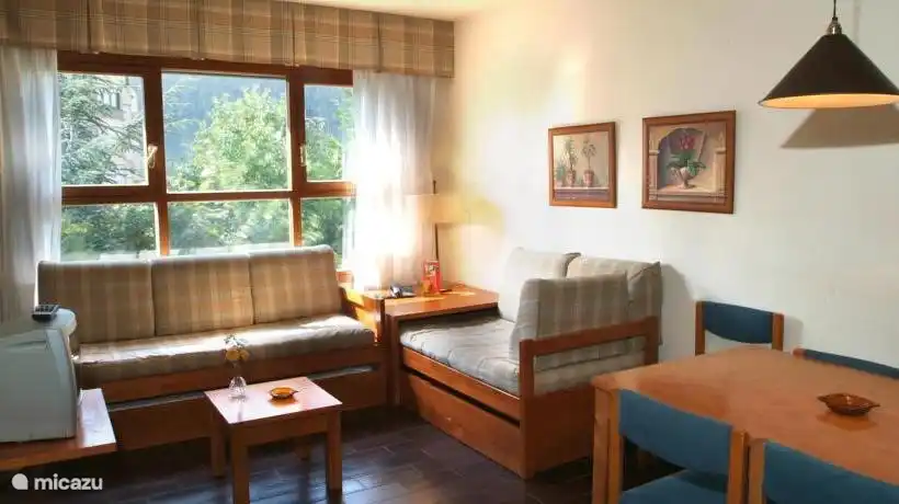 El salón comedor con sofás cama.