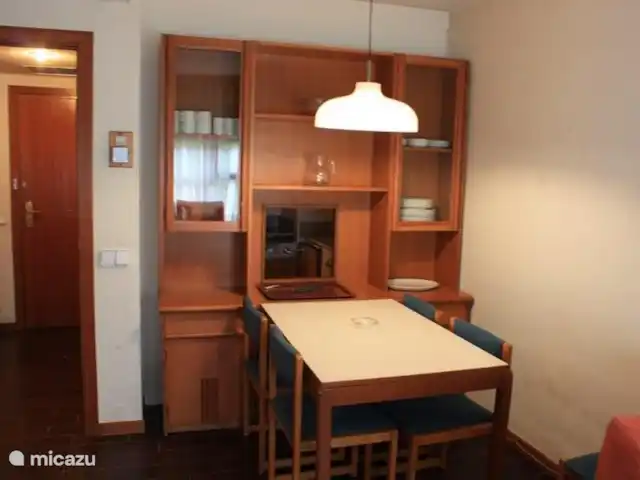 Bacquera 2 | Espagne, Pyrénées espagnoles , Naut Aran - appartement la table à manger avec passe-plat vers la cuisine