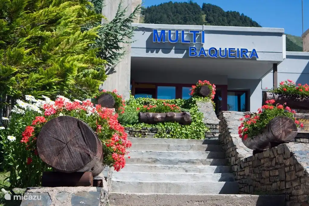 la entrada al edificio