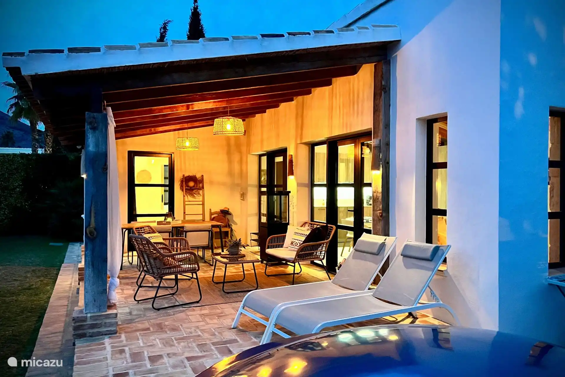 Vous pouvez aussi profiter de la terrasse (couverte) le soir / ou avec une averse de pluie (couvertures en polaire disponibles) 