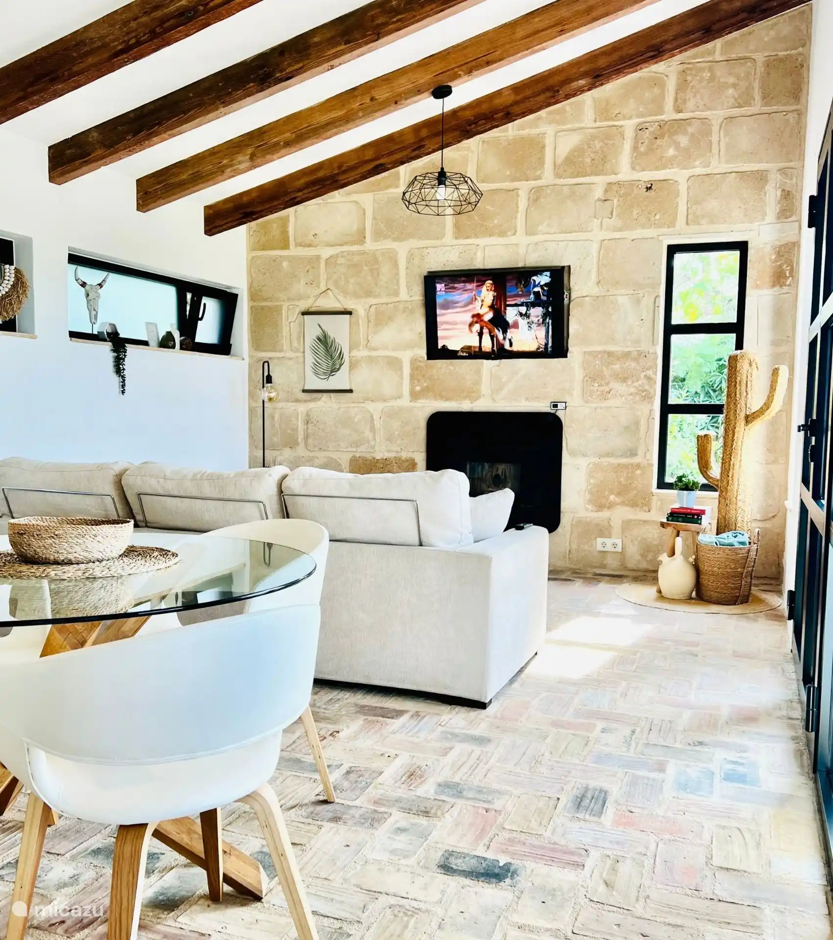 Le salon avec chauffage au sol, poêle à granulés, canapé confortable... 