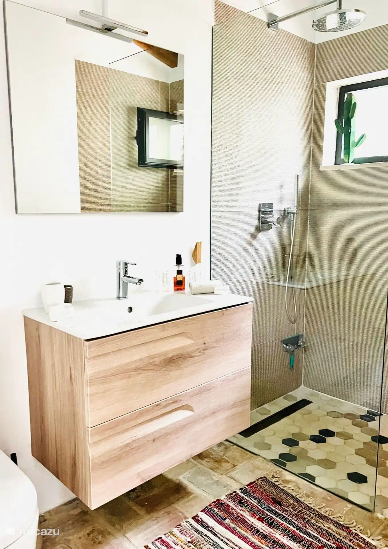 Les deux salles de bains disposent d’une douche à l’italienne spacieuse, d’un lavabo, de toilettes, d’un grand miroir, d’un sèche-cheveux, de nombreuses serviettes, de crochets à vêtements... 