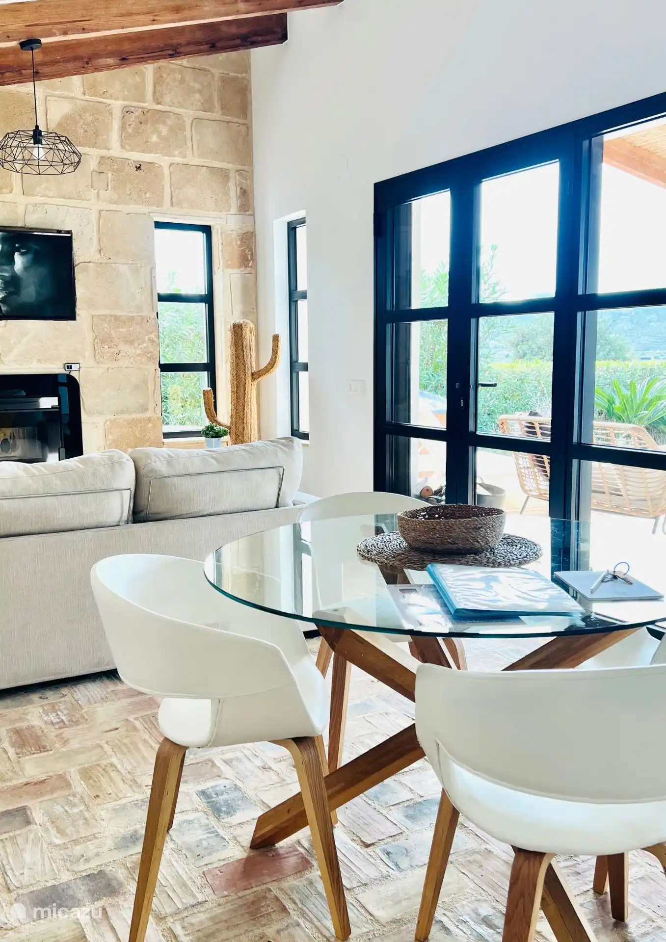 Du salon/cuisine, vous avez une belle vue sur le jardin et la vallée. 