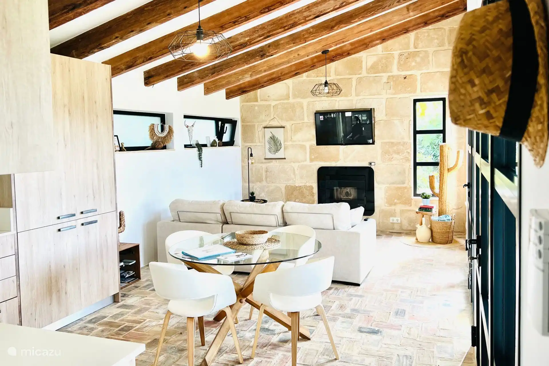 Casa Pilar est construite avec des matériaux authentiques qui créent une atmosphère particulière... Le chauffage par le sol ici est super agréable lors des froides soirées d’hiver. 