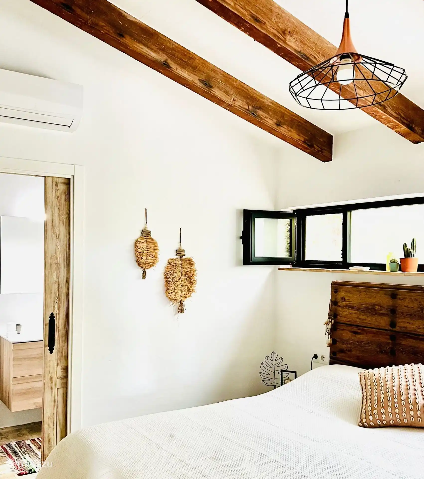 Chambre 2 avec salle de bain attenante. Il y a un rideau pour assombrir la pièce. 