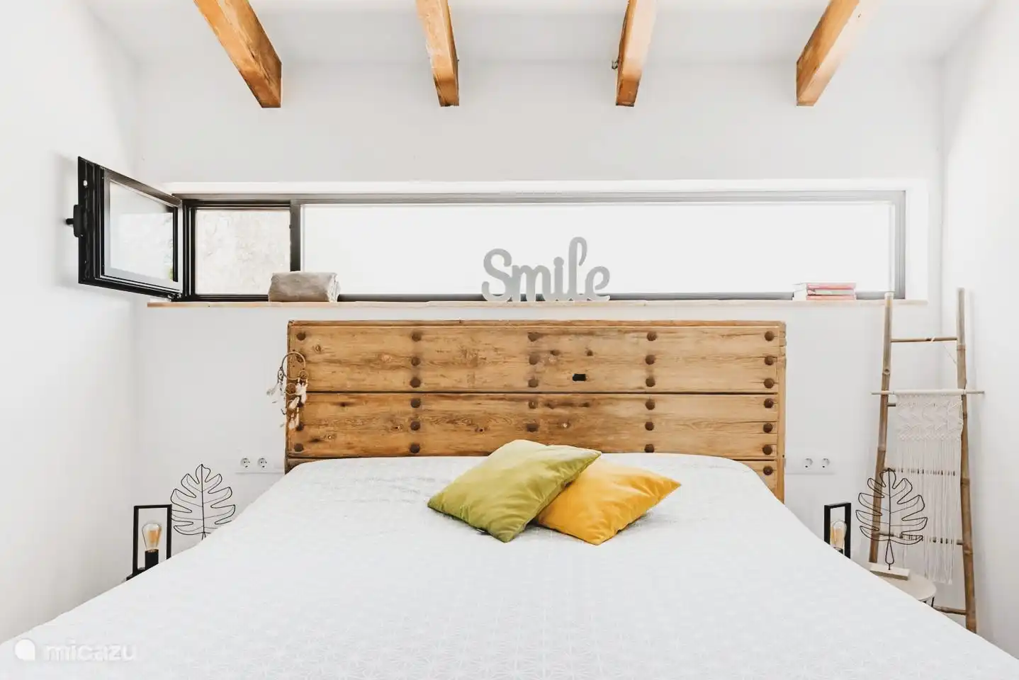 Chambre 2 avec sommier à ressorts et matelas d'excellente qualité. Ensuite, vous avez la salle de bain 2. La chambre est également équipée de la climatisation, d'armoires encastrées, de moustiquaires et d'obscurcissement