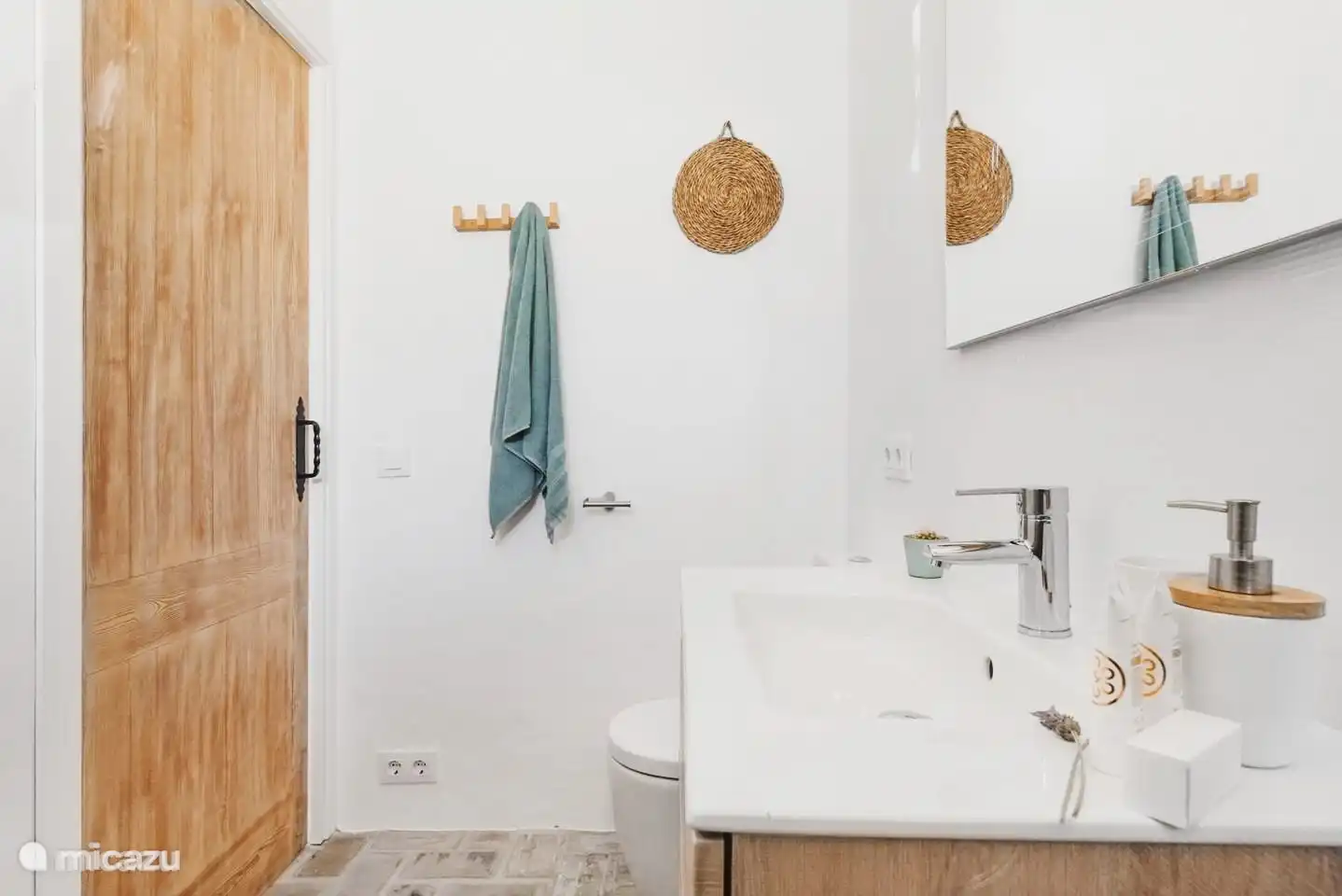 Les deux salles de bains sont équipées de toilettes, douche à l'italienne, lavabo, miroir, nombreux rangements, serviettes moelleuses, sèche-cheveux, ventilation &amp; chauffage au sol...