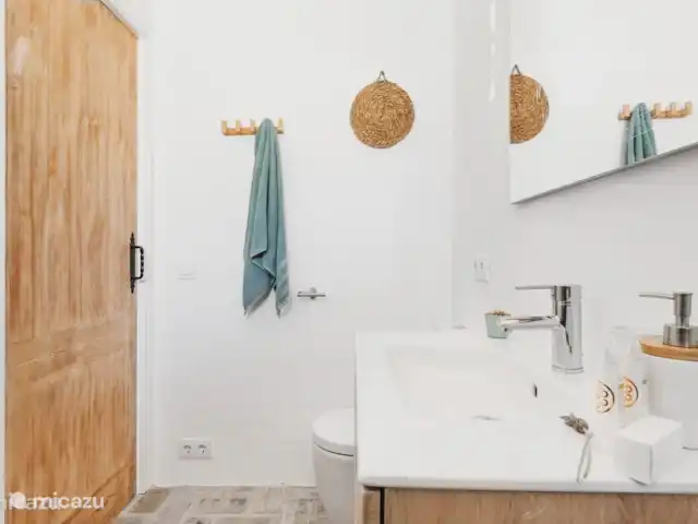 Casa Pilar (bain à remous, poêle à granulés...) | Espagne, Costa Blanca, Jávea - villa Les deux salles de bains sont équipées de toilettes, douche à l'italienne, lavabo, miroir, nombreux rangements, serviettes moelleuses, sèche-cheveux, ventilation & chauffage au sol...