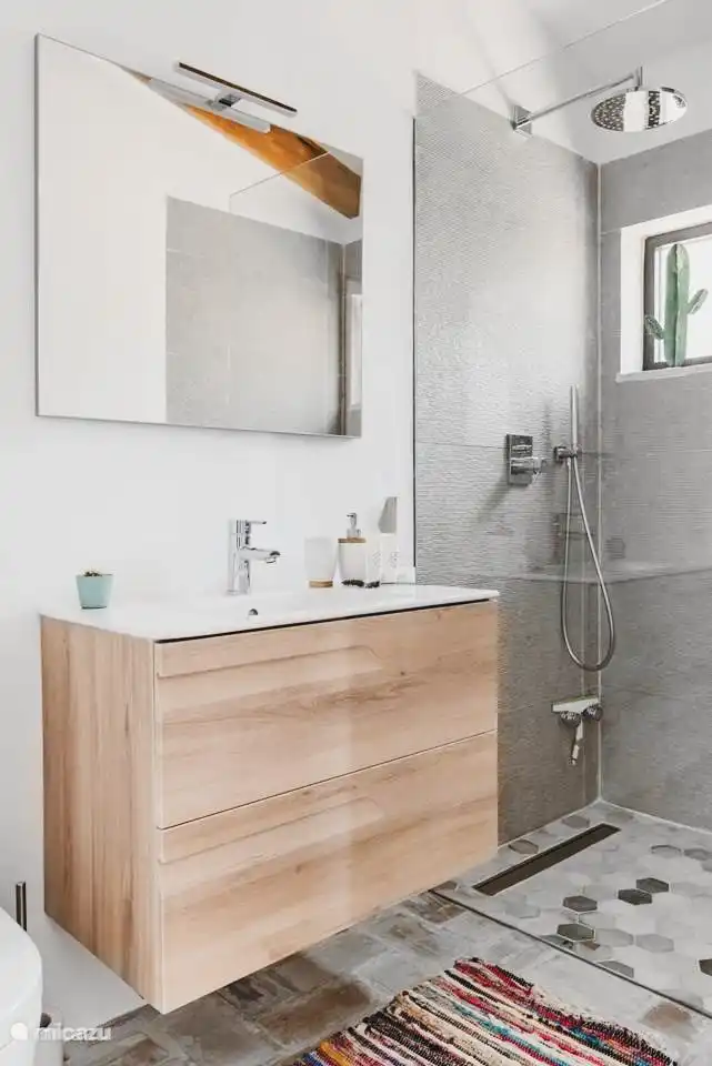 Les deux salles de bains sont équipées d'une spacieuse douche à l'italienne.