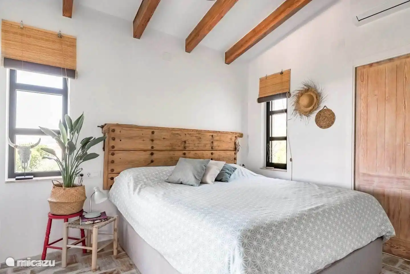 Chambre 1 - sommier et matelas d'excellente qualité (210 x 180) avec salle de bain attenante 1 - Également présents : Climatisation, armoires encastrées, moustiquaires &amp; assombrissement...