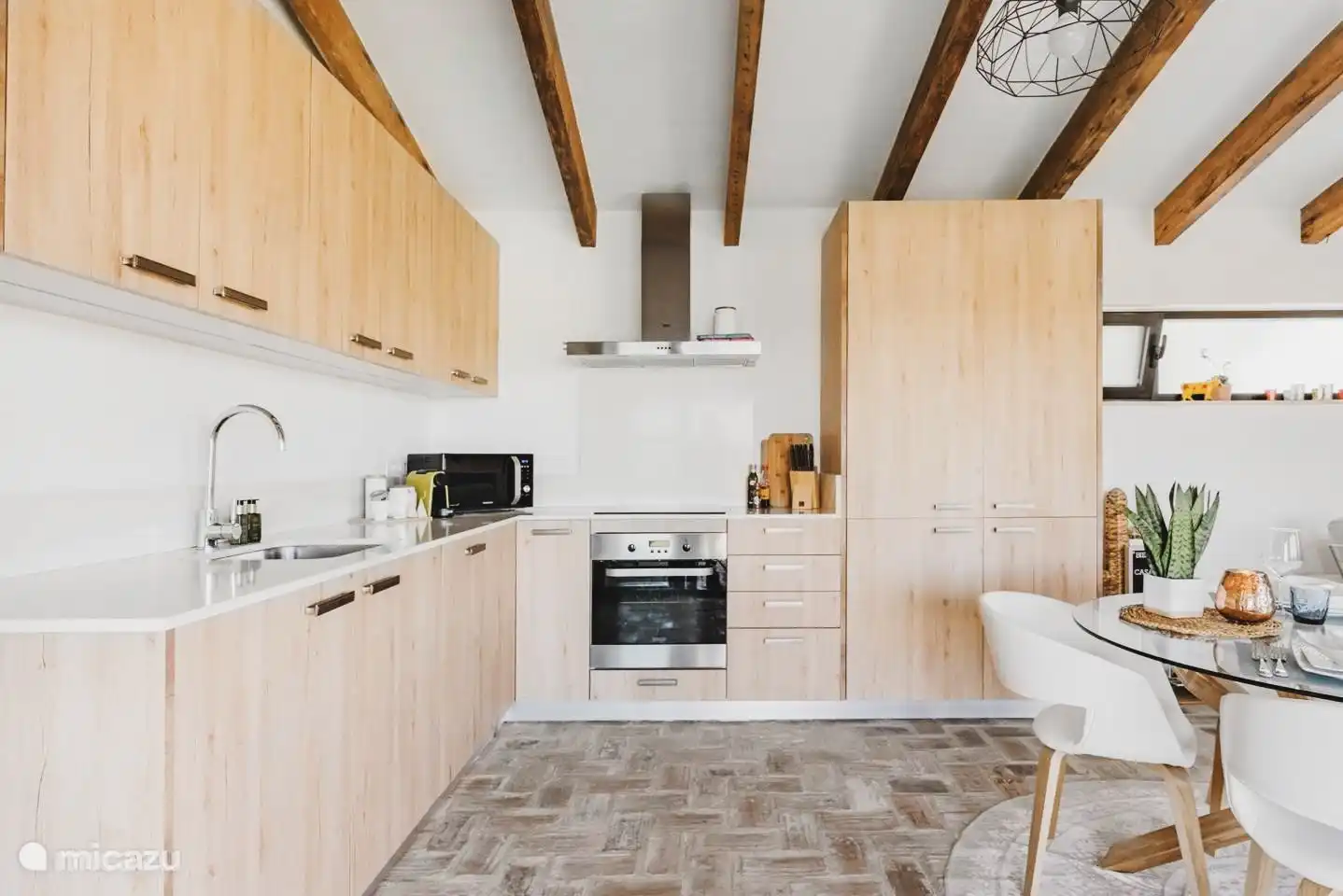 La cuisine ouverte est équipée de tout le confort avec un lave-vaisselle, un four, un grand réfrigérateur et congélateur, une cafetière, une machine Nespresso, un grille-pain, un presse-agrumes, une bouilloire, un micro-ondes...