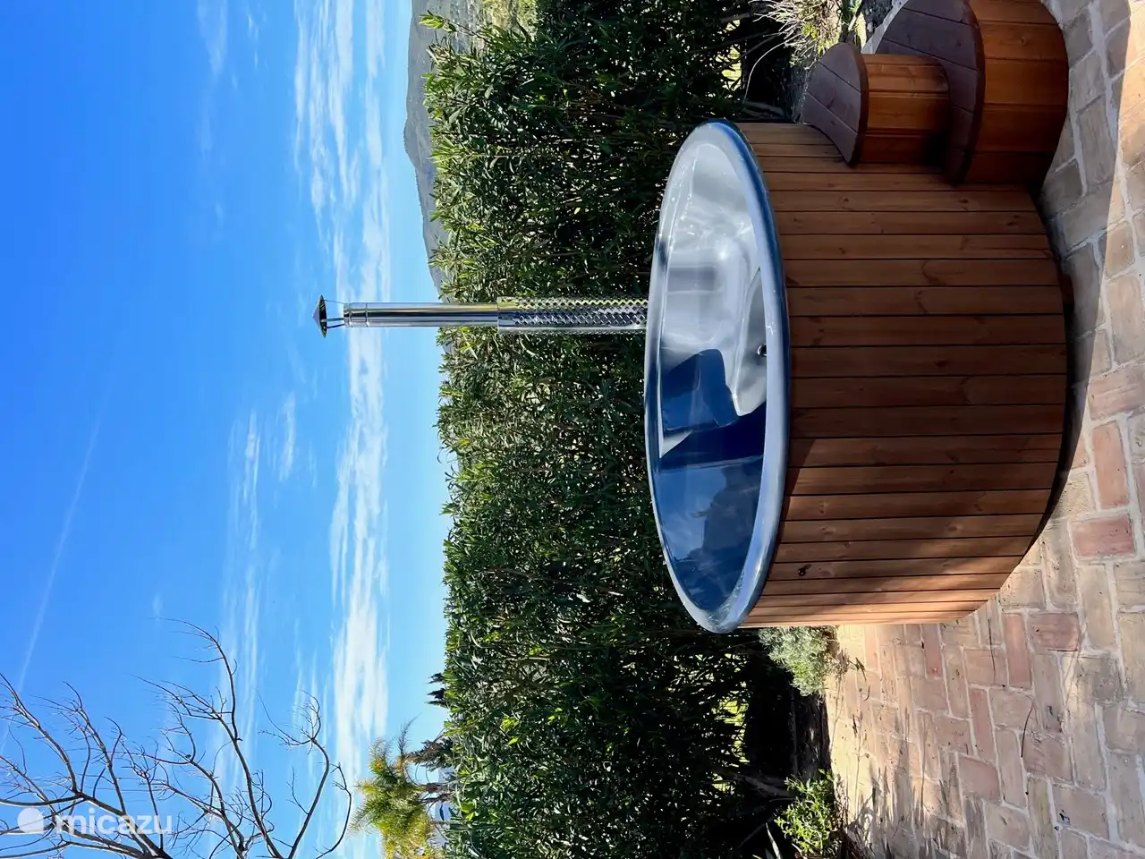 Découvrez l'authentique spa finlandais sur la terrasse privée de la Casa Pilar ! Vous pourrez ainsi profiter de la vue, du calme et d'un délicieux verre de bulles en toute intimité :-)