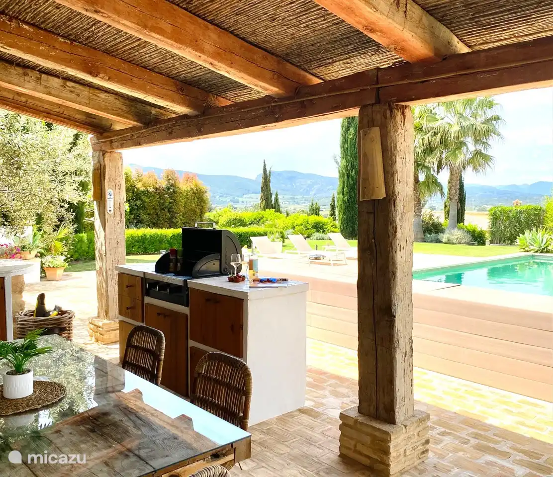 BBQ avec vue sur la piscine... Délicieux !