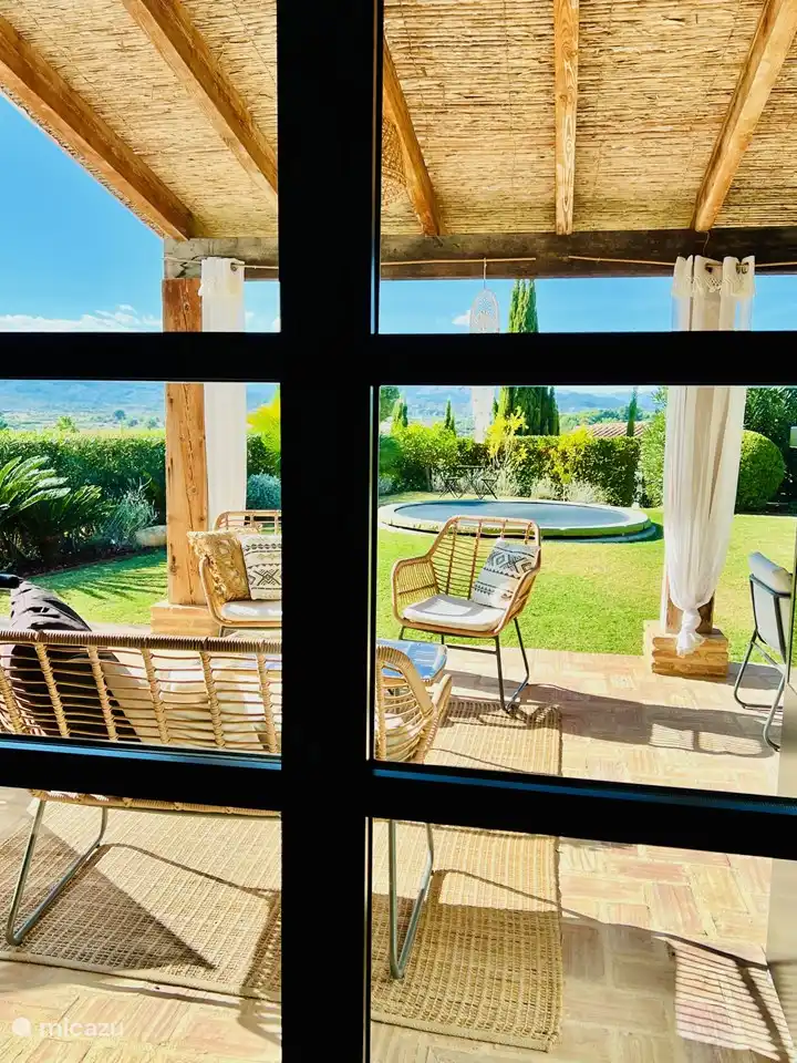 Vue depuis le salon... À la Casa Pilar, vous avez le soleil tôt le matin jusqu'à tard le soir...