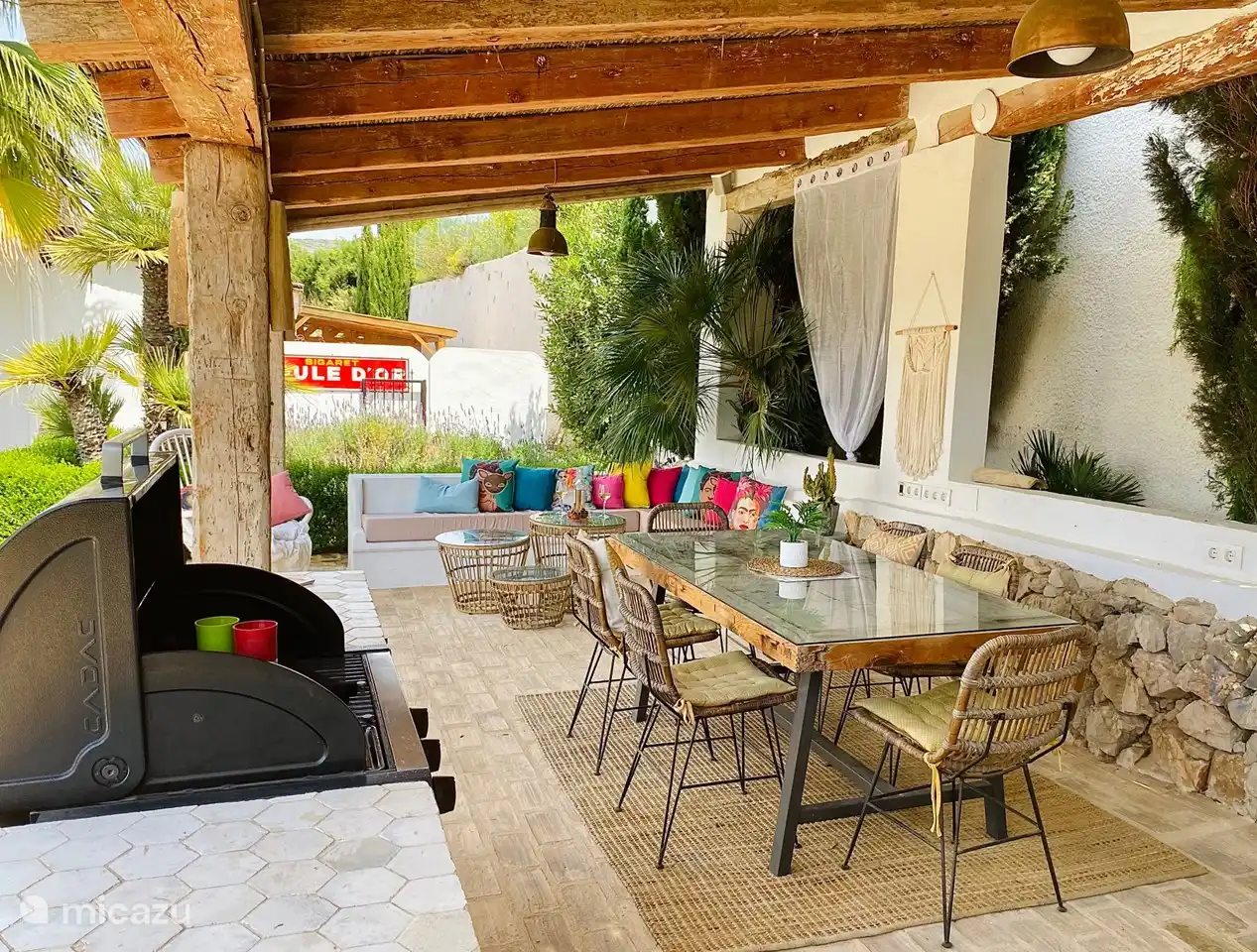 En plus des articles de barbecue, vous trouverez également divers jeux de société, des bandes dessinées et des livres de lecture...