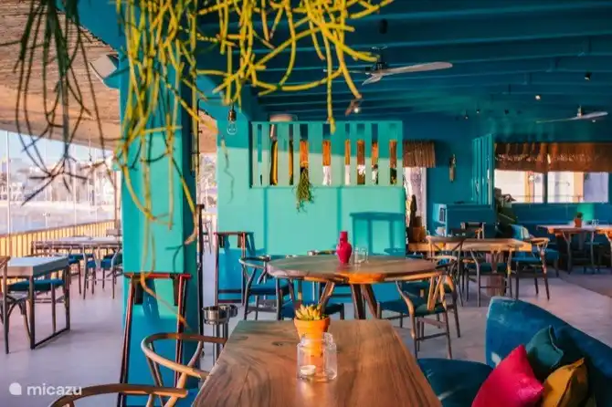 Cala Bandida, située sur le port. Délicieux petit déjeuner avec vue sur la mer.
