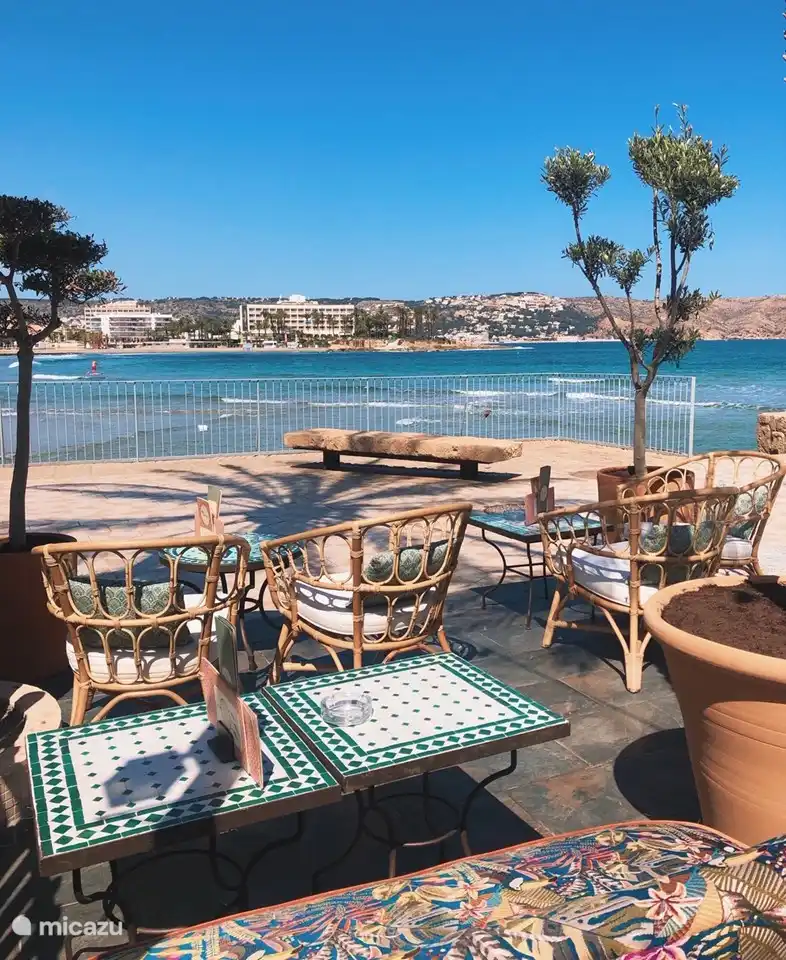 Sur la plage de l'Arenal, vous trouverez de nombreux bars et restaurants branchés et confortables ...