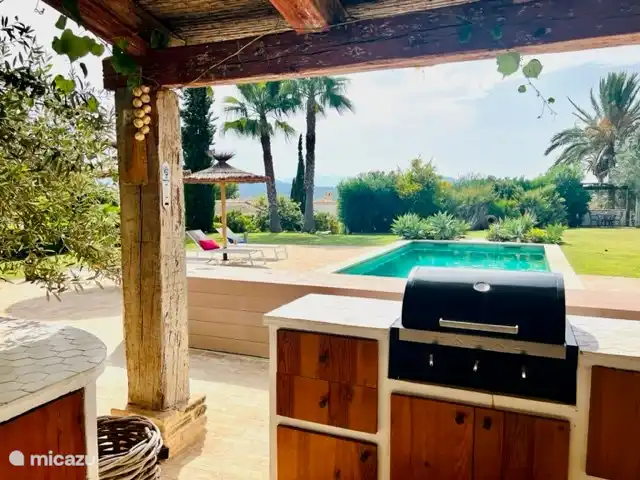 Le barbecue fonctionne au gaz et peut donc également être utilisé pendant les mois d'été (dans la réserve naturelle, les feux et les barbecues au charbon de bois sont interdits en été)