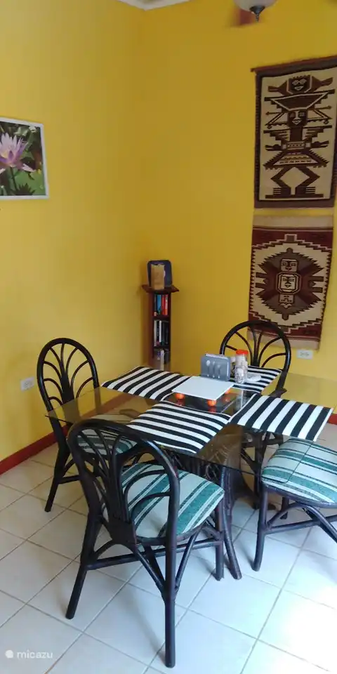 table à manger dans la cuisine