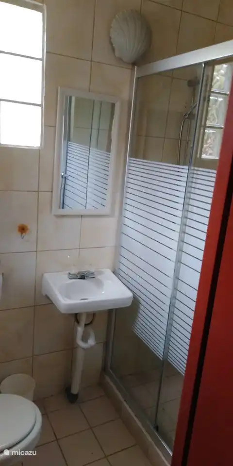 salle de douche et toilettes