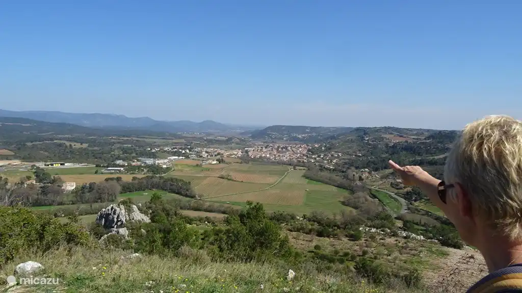 Weit in der Ferne unser Haus, von St. Chinian, schöner Spaziergang von 2 Stunden.