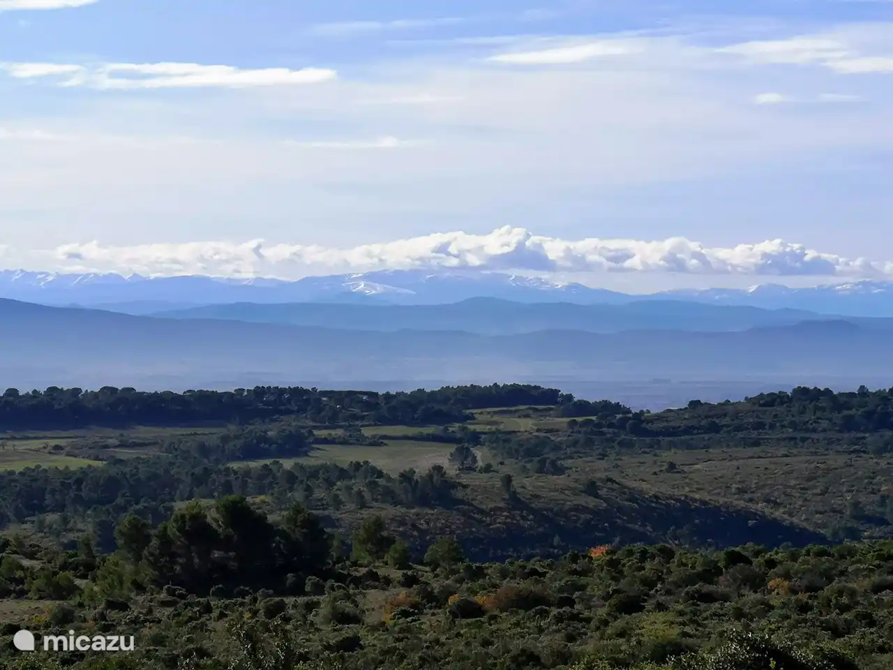 Die Pyrenäen können von den verschiedenen Gipfeln in der Umgebung gesehen werden.