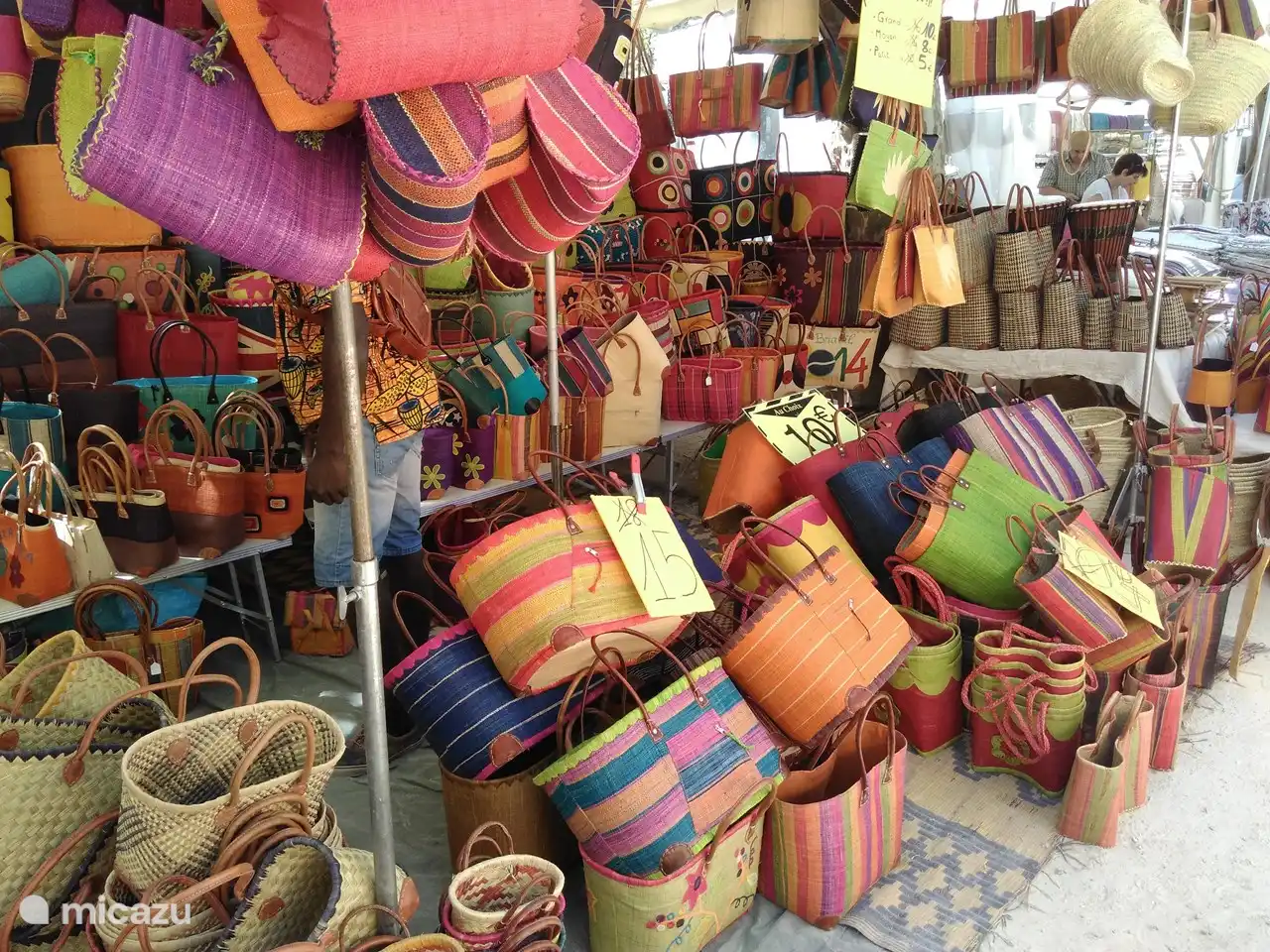 Jeden Sonntagmorgen der lebhafte Markt von Saint Chinian in 4 km Entfernung.