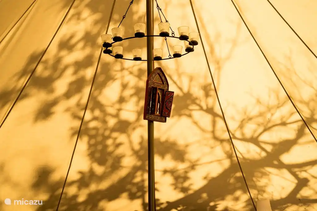 Het licht in de tent