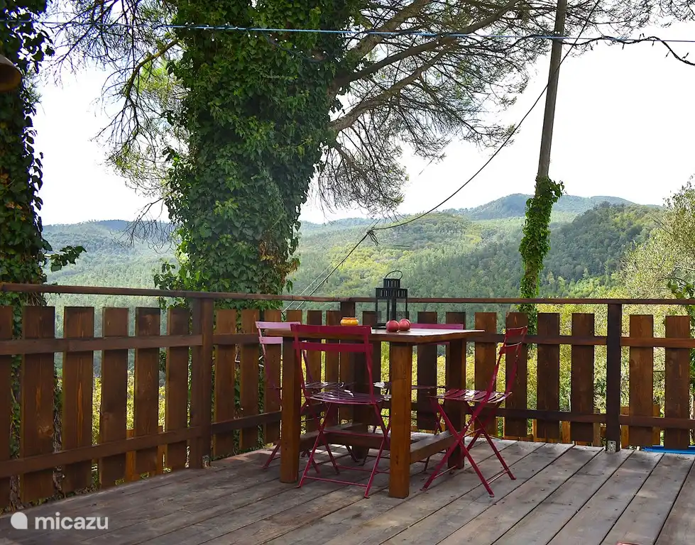 Het terras met eettafel voor de tent