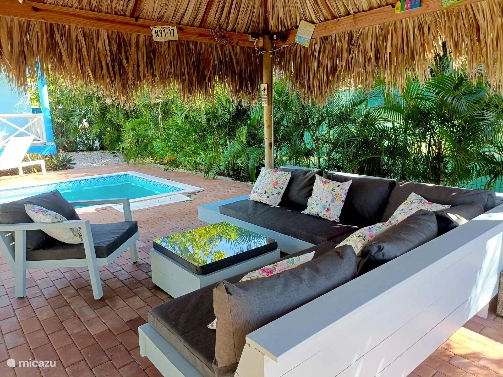 Loungen in de tuin onder de Palapa