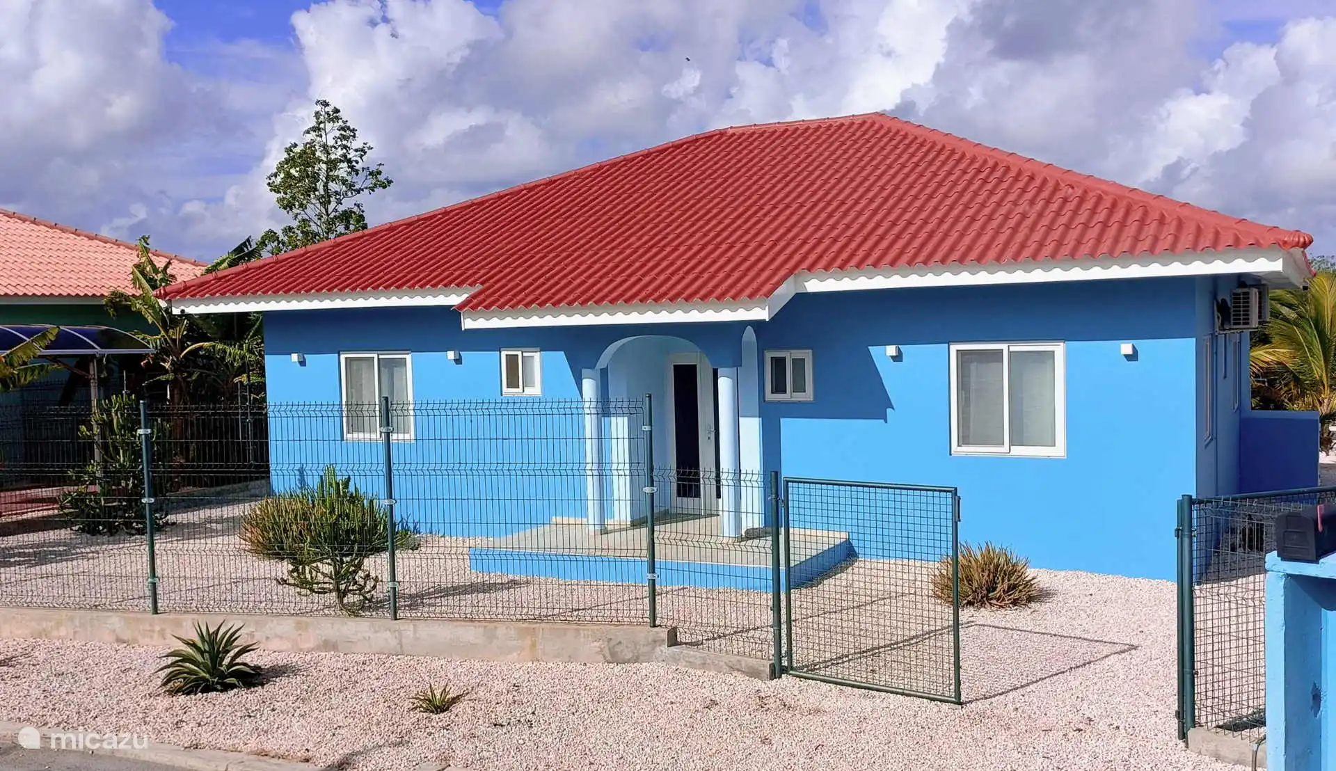 Voorzijde van de villa. Aan een rustige weg in een woonwijk.  