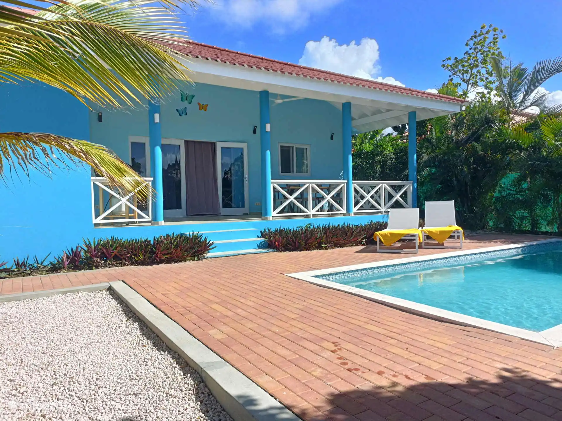 Achterzijde van het huis, waar je koel op de Porch kan verblijven. 