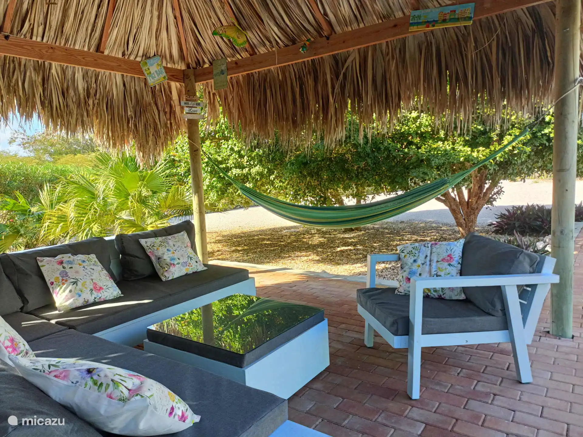 Liggen in de hangmat onder de Palapa