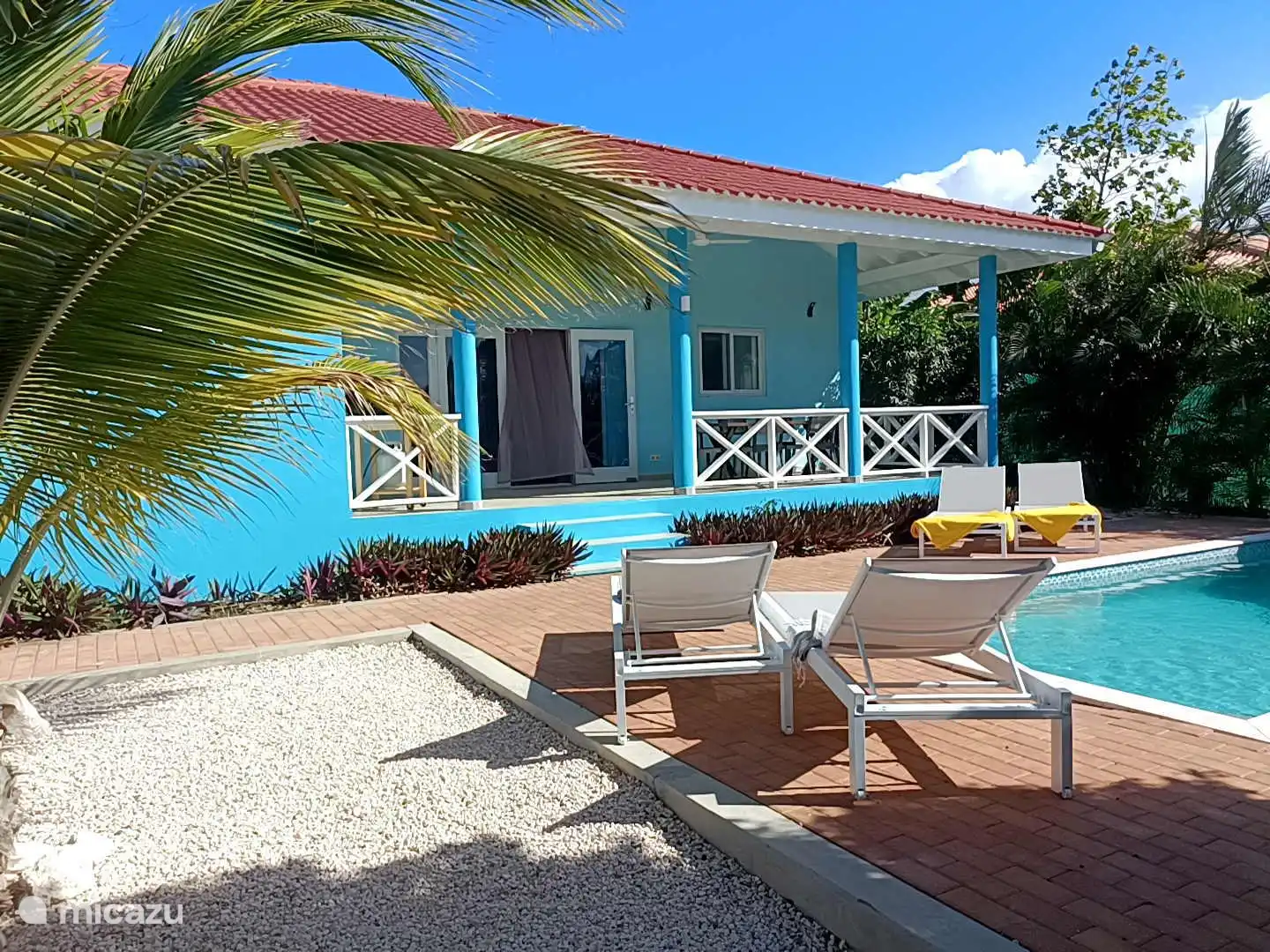 Heerlijk zonnen op de comfortabele ligstoelen naast het zwembad