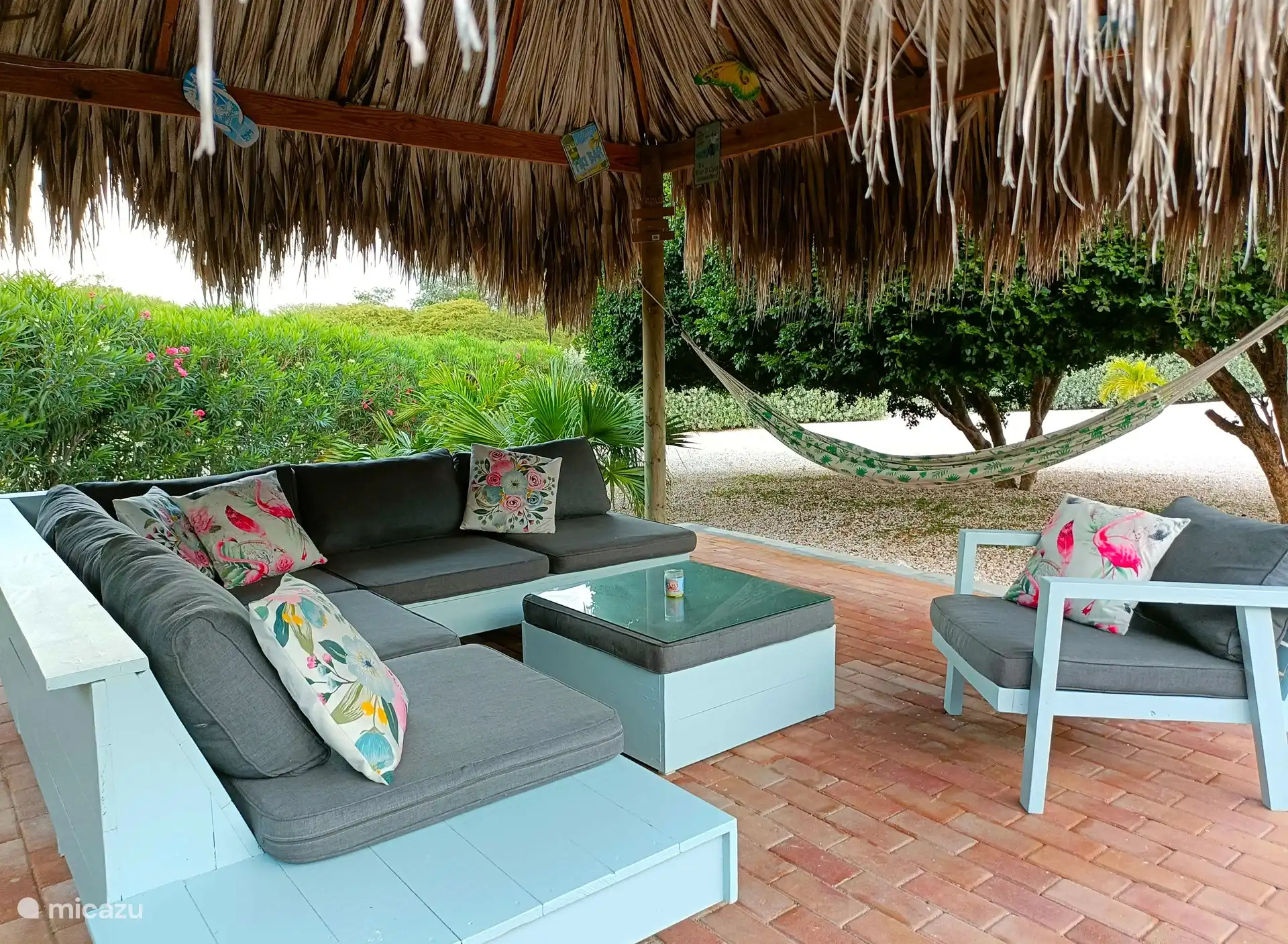 Le salon confortable situé sous la Palapa. Avec un hamac.