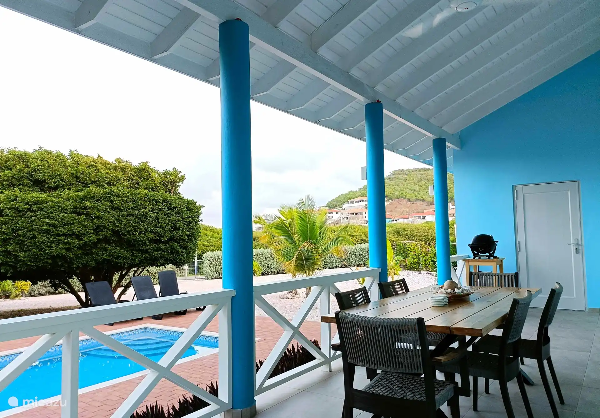 Porche spacieux avec barbecue. 