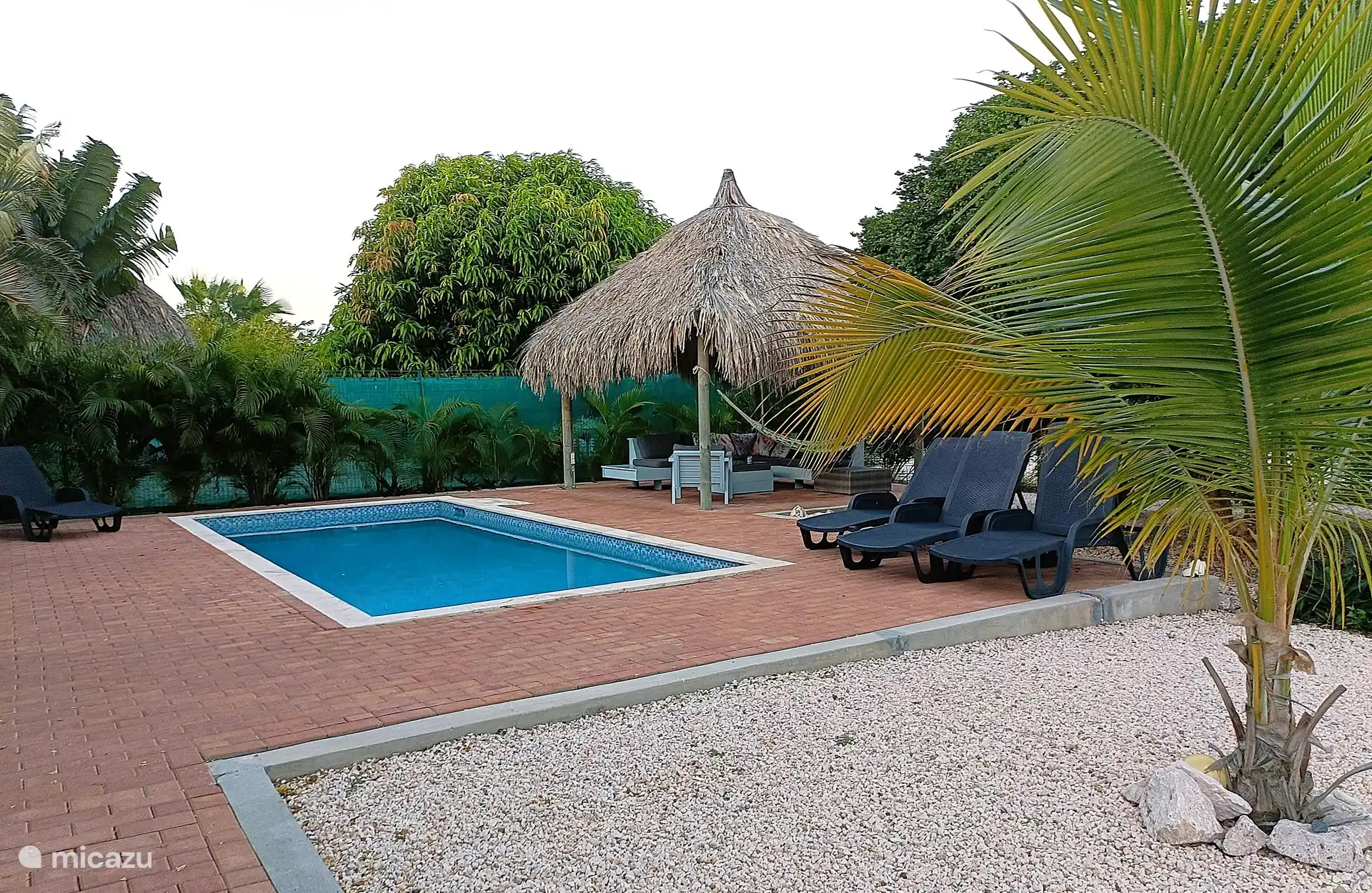 Porche, piscine et Palapa proches l’un de l’autre.