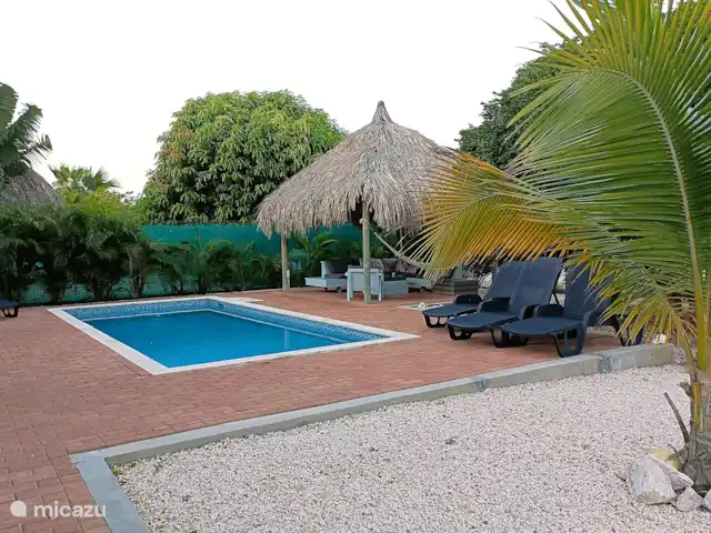 Bistro Nunka | Curaçao, Banda Abou (ouest), Fontein - villa Porche, piscine et Palapa proches l’un de l’autre.