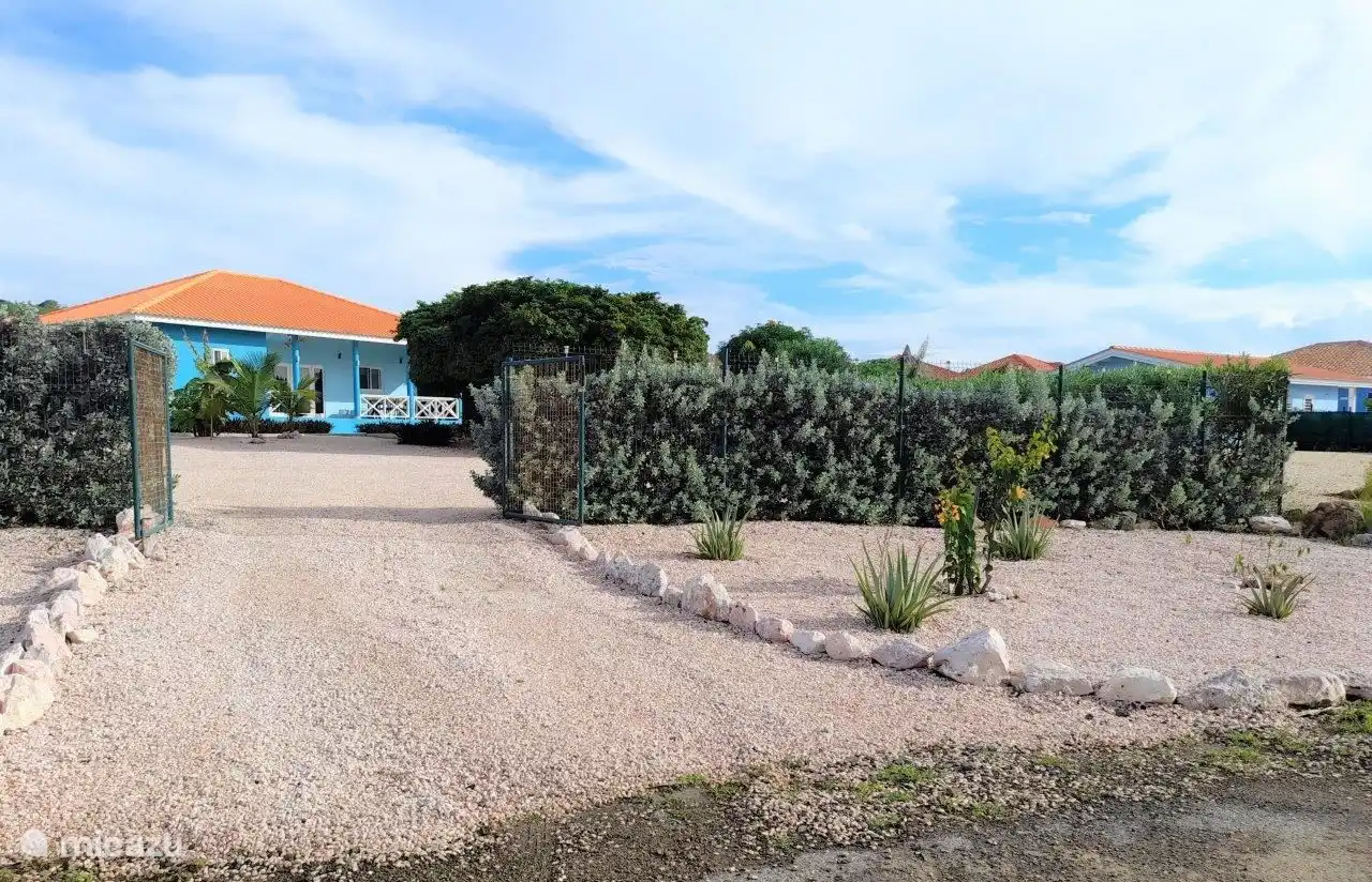 Entrée arrière, qui sert d'entrée principale