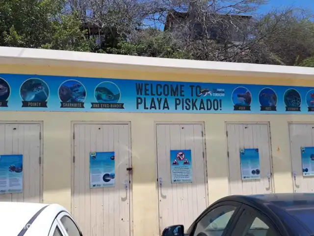 Bistro Nunka | Curaçao, Banda Abou (ouest), Fontein - villa Playa Piscado. Ici, les tortues nagent autour de la jetée. Bancs de poissons parmi lesquels vous pouvez plonger