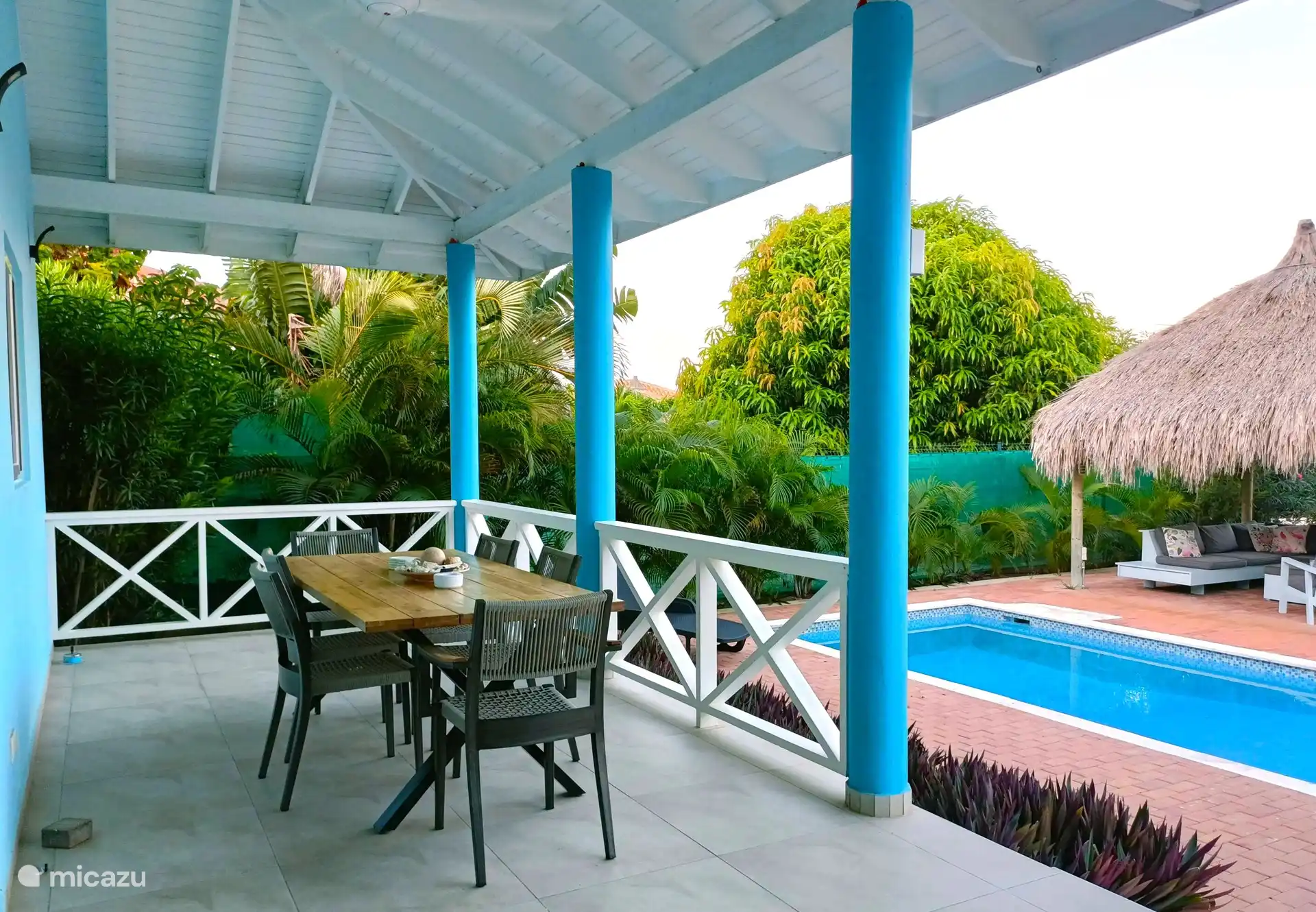 Sur le porche se trouve la grande table à manger pour 6 personnes.