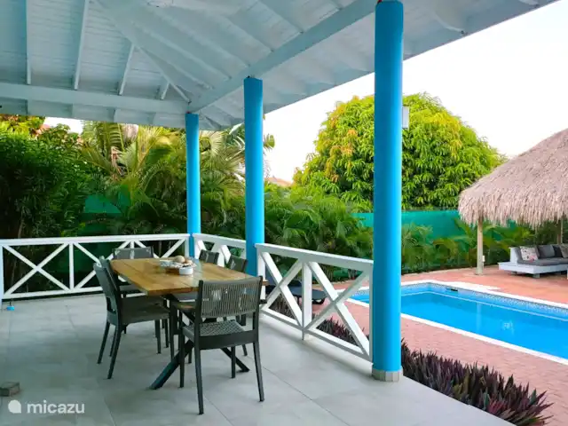 Bistro Nunka | Curaçao, Banda Abou (ouest), Fontein - villa Sur le porche se trouve la grande table à manger pour 6 personnes.