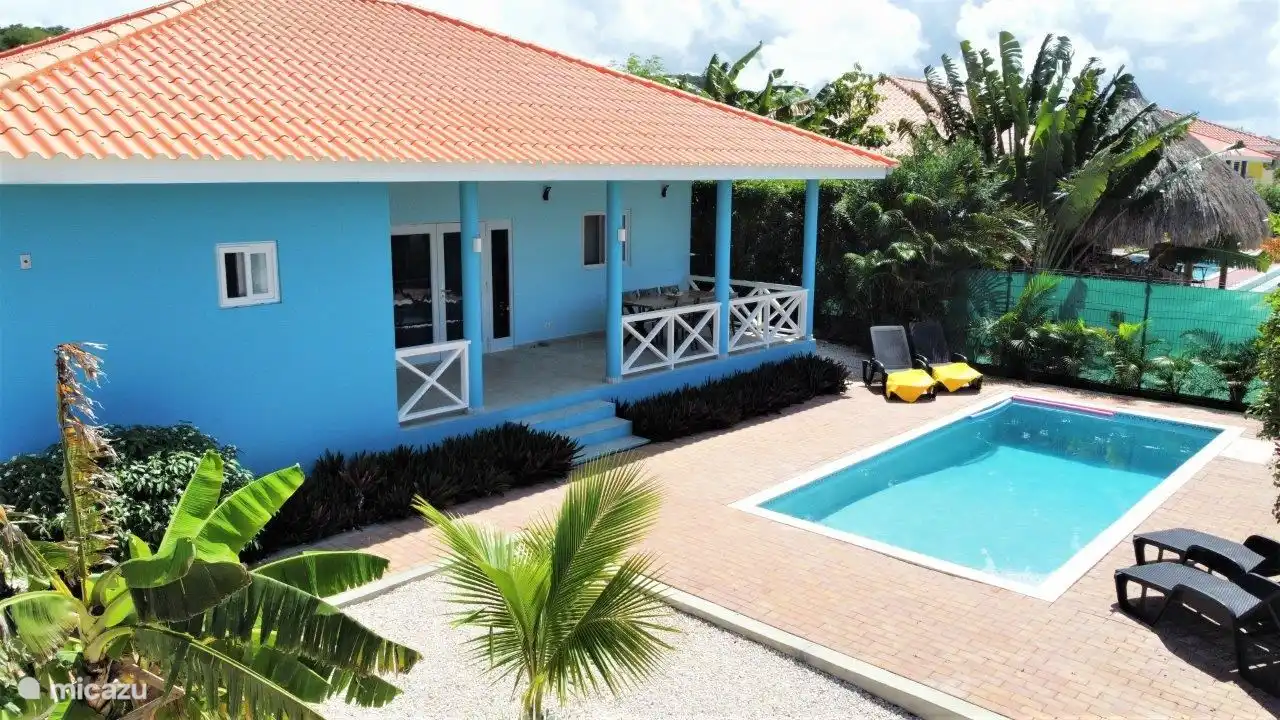 La piscine est située entre la maison et le Palapa.