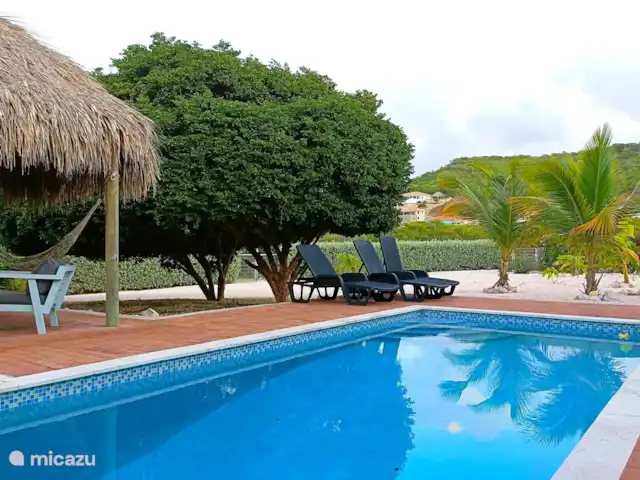 Bistro Nunka | Curaçao, Banda Abou (ouest), Fontein - villa Du jardin une vue sur la piscine, vers les montagnes. Vous êtes très privé dans le jardin.